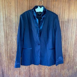 Detailed Sleeve and Velvet Collared Jacket